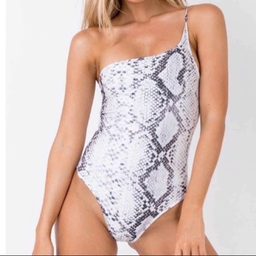 NWT Princess Polly- White & Black Viper Bodysuit. Size 2